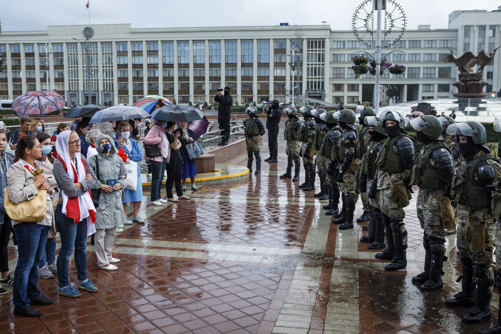 Polícia de choque bloqueia manifestantes na Praça da Independência, em Minsk, capital de Belarus, nesta quinta (27) — Foto: Dasha Sapranetskaya/AP Photo