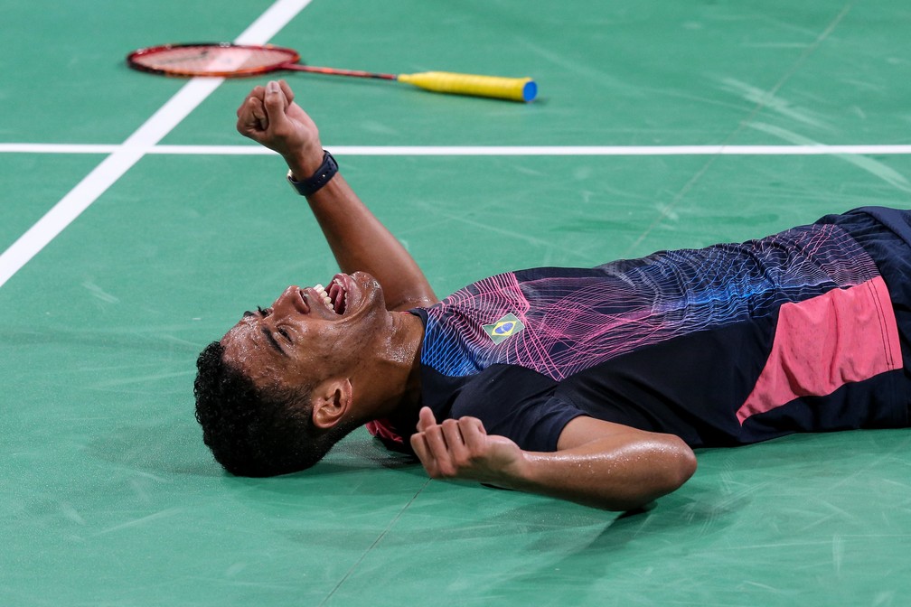 Ygor Coelho desaba em quadra para comemorar o ouro no badminton â Foto: Abelardo Mendes Jr/ rededoesporte