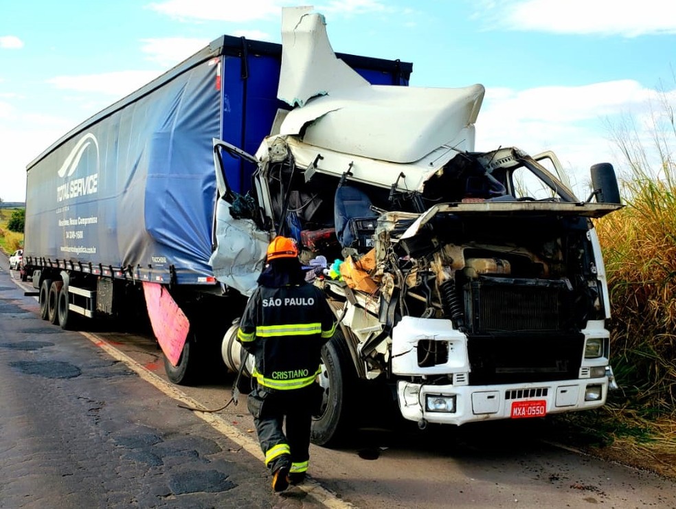 Acidente envolveu dois caminhões na Rodovia Assis Chateaubriand (SP-425) — Foto: Corpo de Bombeiros