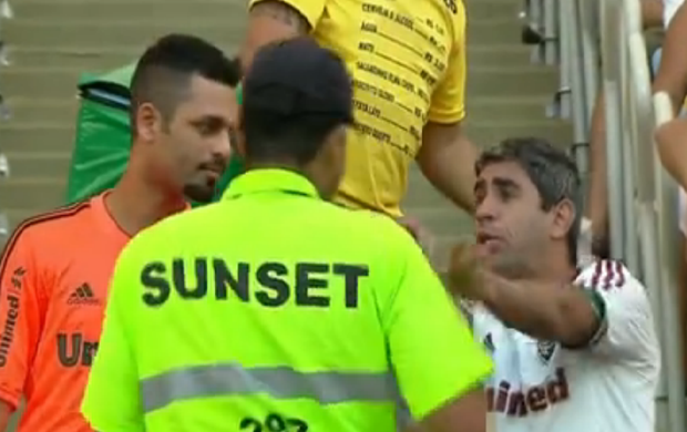 Torcedor do Flu empurra segurança, comemora gol e retoma a discussão