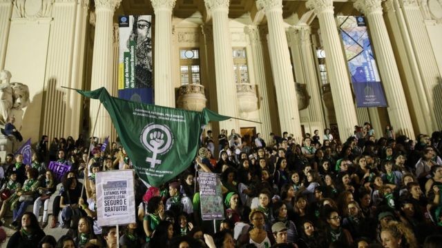 Marcha pela legalização do aborto na América Latina no Rio de Janeiro em 2018 (Foto: Agência Brasil via BBC News Brasil)
