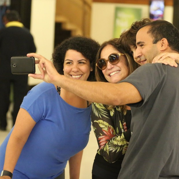 Susana Vieira vai à salão em shopping do Rio e posa com fãs (Foto: AgNews/Thiago Martins)