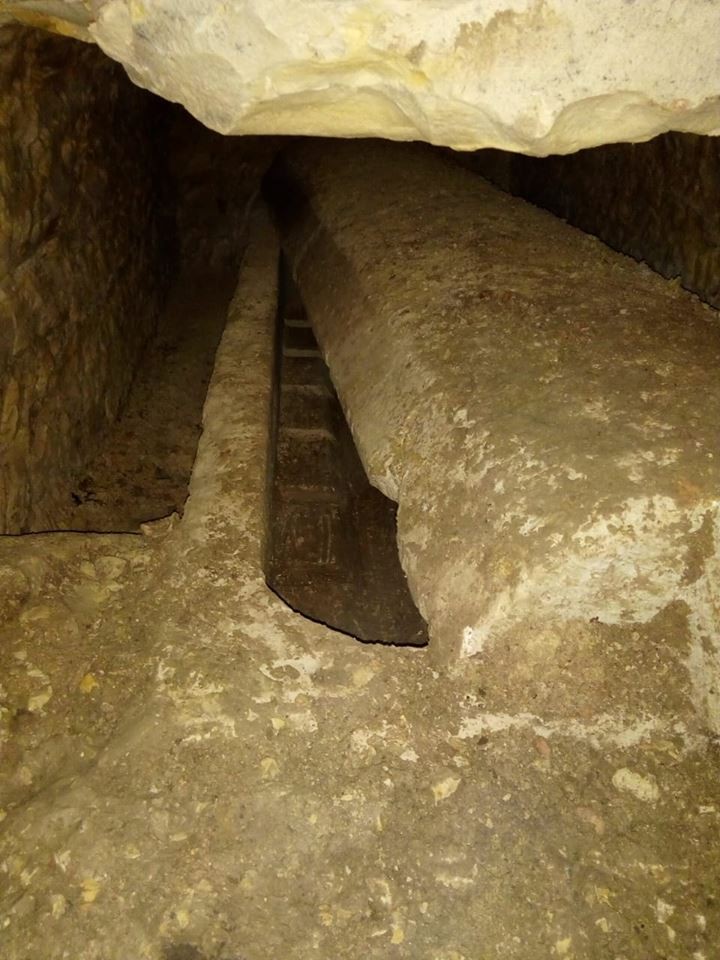 Um dos túmulos que foi escavado na rocha (Foto: Divulgação)
