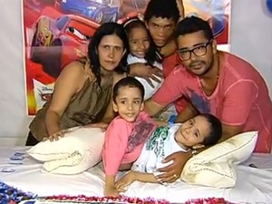 Siameses comemoram aniversário ao lado da família, em Goiânia (Foto: Reprodução/TV Anhanguera)