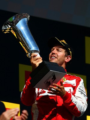 Sebastian Vettel olha para troféu no pódio do GP da Hungria  (Foto: Getty Images)