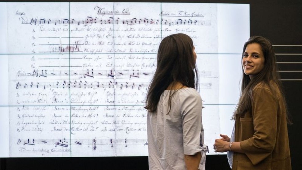 O museu de Salzburgo exibe as cifras e letras originais da música — Foto: SALZBURG MUSEUM via BBC