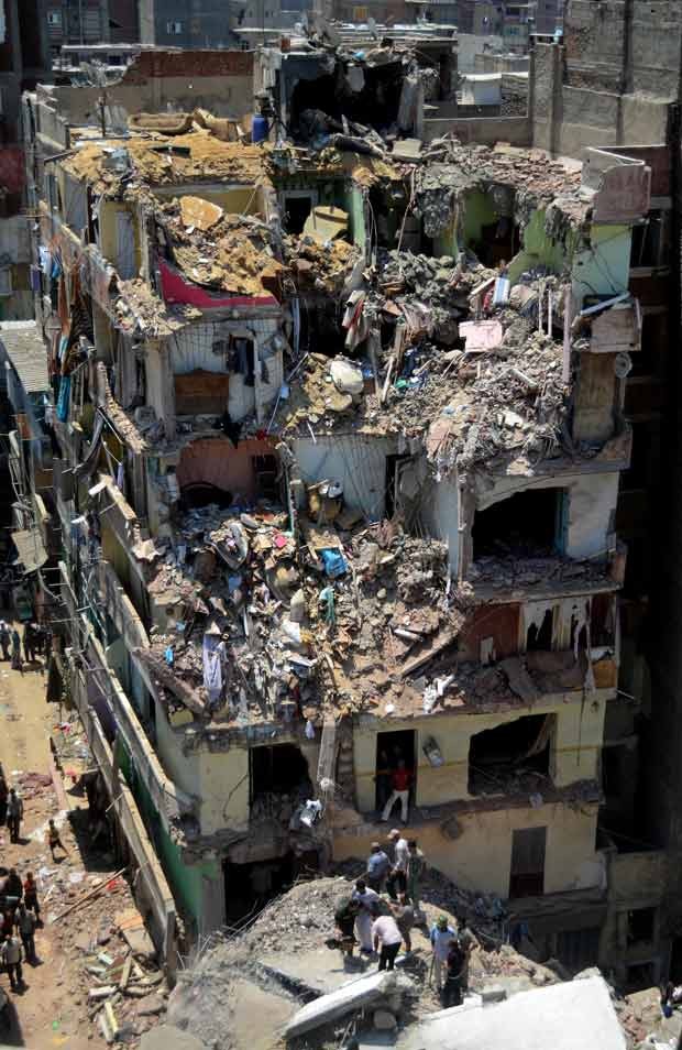 Visão geral do prédio desabado em Alexandria (Foto: AFP)