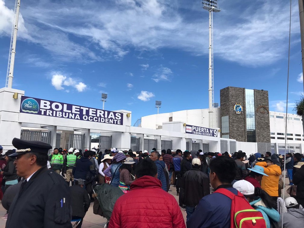 Aglomeração em frente ao estádio em busca de ingressos — Foto: Eduardo Rodrigues