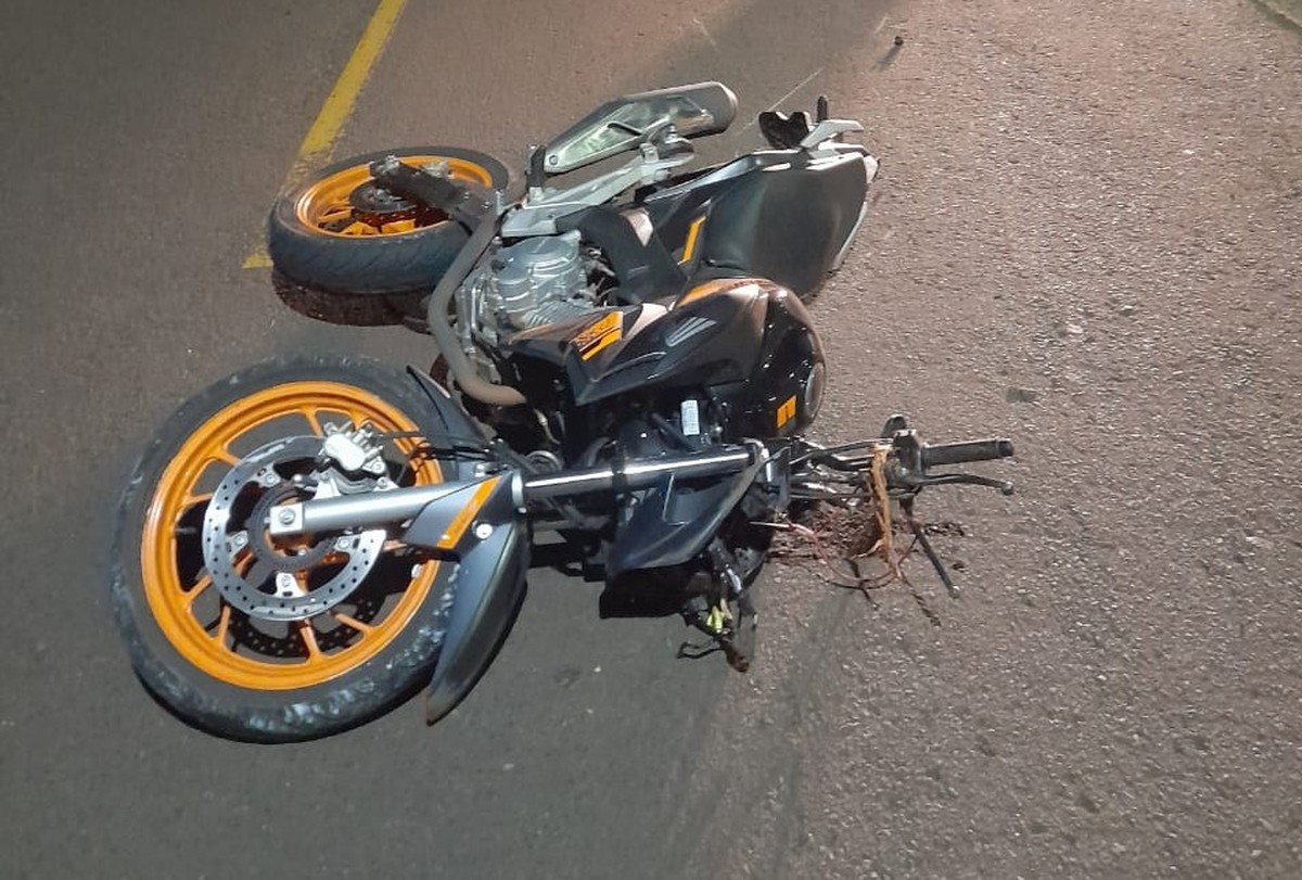 Jovem morre após perder controle de moto e colidir contra árvore em ...