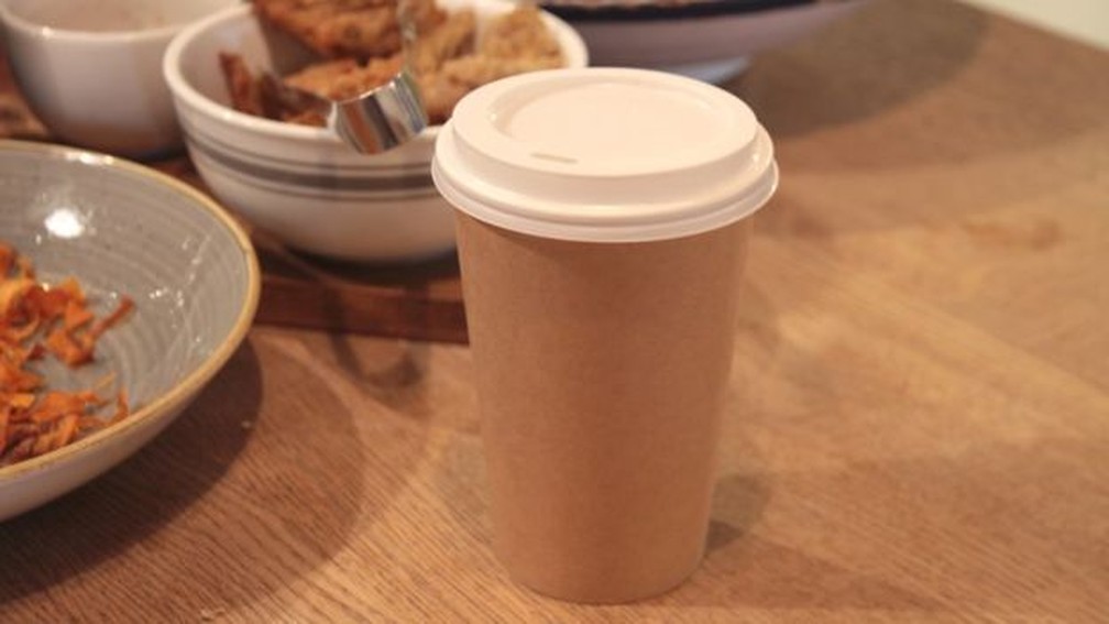 A empresa Biome Bioplásticos desenvolveu um copo de café completamente reciclável, feito de fécula de batata (Foto: Biome Bioplastics)