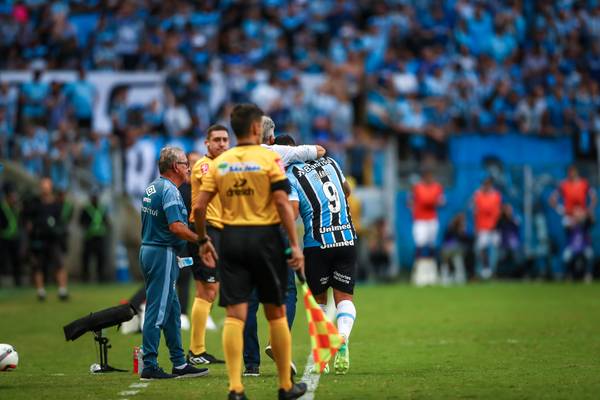 Renato evita alimentar esperanças de manter Suárez no Grêmio em 2024: Não vai ficar
