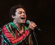 Silvero Pereira, o Zaquieu de 'Pantanal', canta Belchior em show em SP