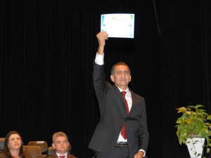 Governador eleito Waldez Góes recebe diploma em solenidade no Teatro das Bacabeiras (Foto: Gabriel Penha/G1-AP)