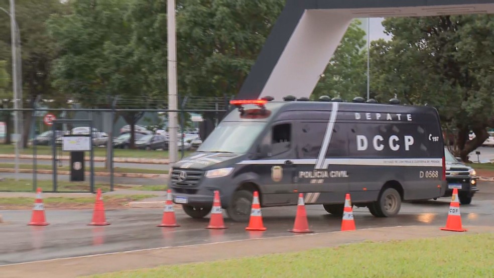 Veículo da PCDF usado para transferência de presos — Foto: TV Globo/Reprodução