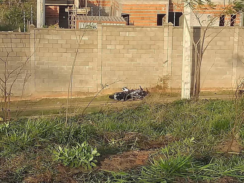 Motociclista é arremessado contra muro de condomínio e morre — Foto: Chamada Geral 