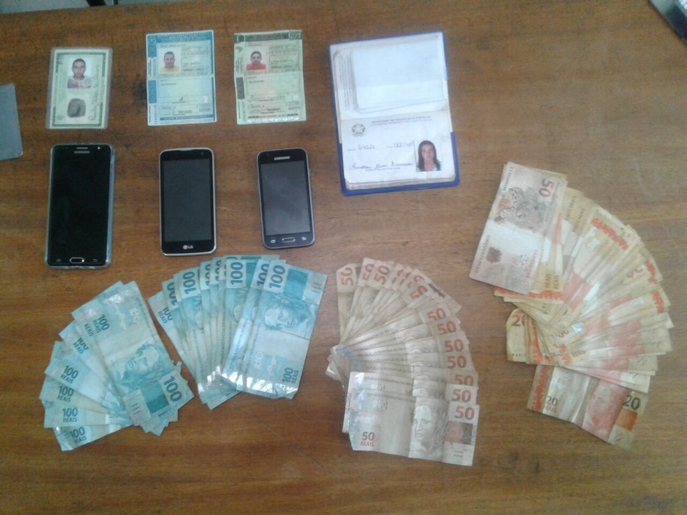 Dinheiro e celulares que estava com suspeitos de invadir agência em MS (Foto: Polícia Civil/Divulgação)