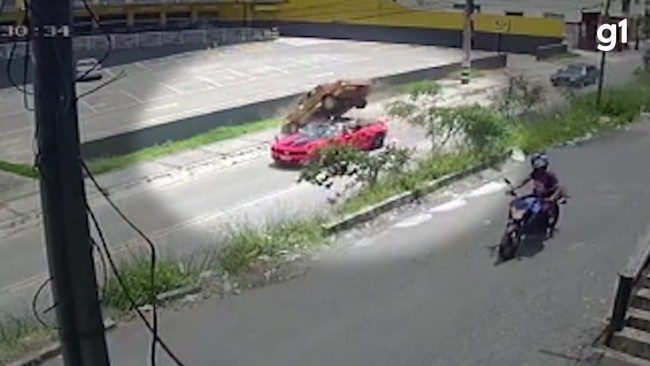 Câmera flagra momento exato de acidente com camaro vermelho em Minas