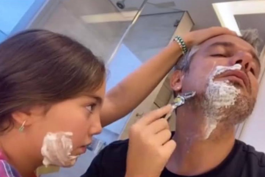 Otaviano Costa tem barba raspada pela filha, Olivia