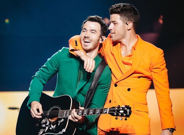 Kevin Jonas postou a foto com o irmão Nick em um show (Foto: Reprodução/Instagram)
