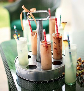 O porta-copos acomoda drinques coloridos de um jeito mais charmoso. Ideia do banqueteiro Marcelo Sampaio