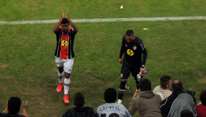 Anselmo aplaude a torcida (Foto: João Lucas Cardoso)