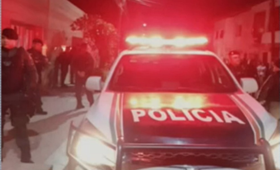 Policial morre e sobrinho dele é baleado no Bairro Jangurussu, em Fortaleza — Foto: TV Verdes Mares/Reprodução