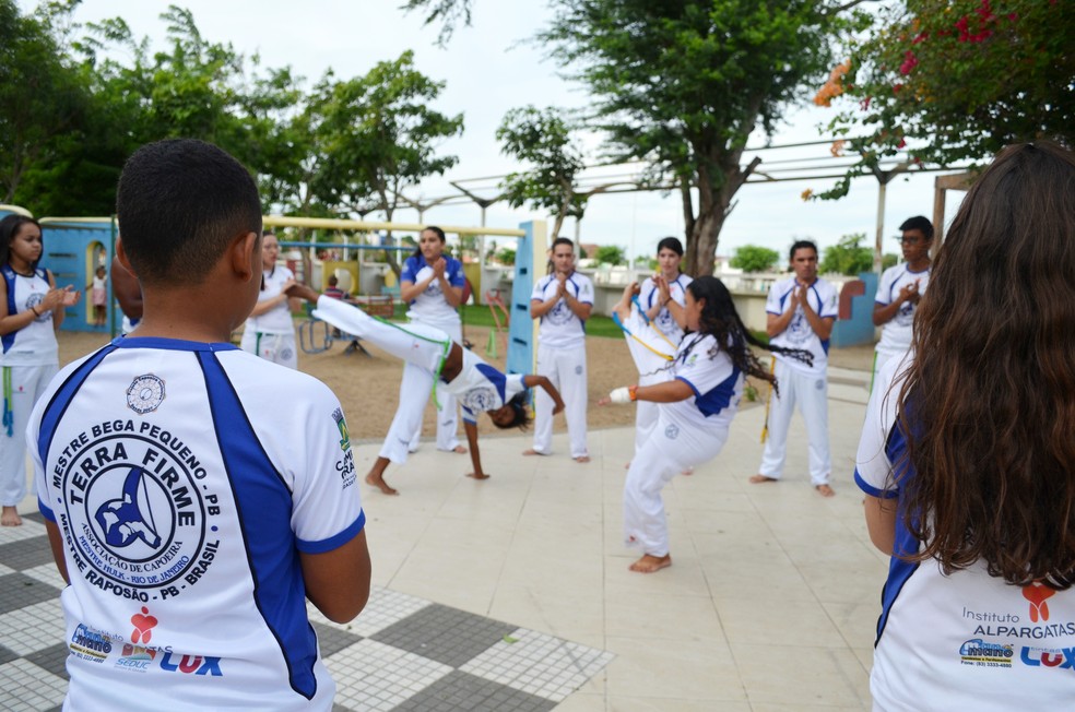 Nas rodas de capoeira, integrantes aprendem sobre a cultura afrodescendente e refletem sobre o papel da mulher na sociedade — Foto: Eloyna Alves/G1