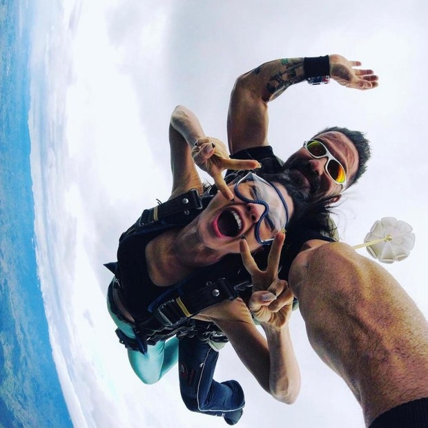 Julianne Trevisol salta de paraquedas (Foto: Reprodução/Instagram)