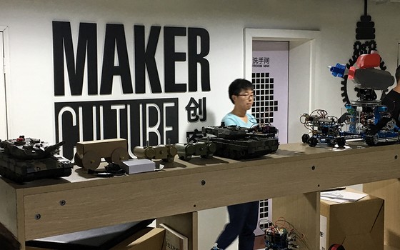 Jovem desenvolvedor exibe suas criações em uma estação de “makers”, espaço de Shenzhen ocupado por engenheiros atrás de investidores para suas ideias (Foto: VIVIAN OSWALD)