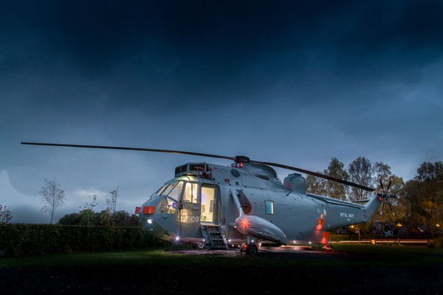 Helicóptero tem interior transformado em quarto de hotel (Foto: Divulgação)