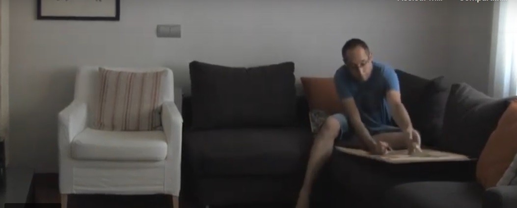 Pai se camufla no sofá (Foto: Reprodução/Youtube)
