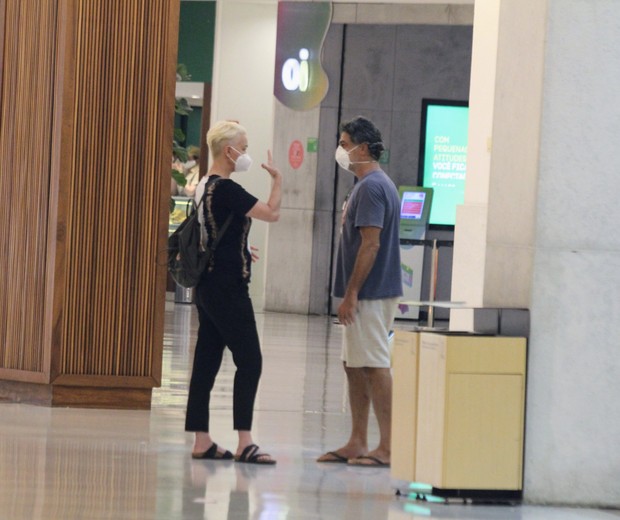 Julia Lemmertz e Eduardo Moscovis se encontram em shopping no Rio  (Foto: Daniel Delmiro/AgNews)
