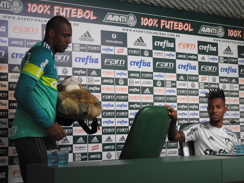 Tchê Tchê imita Thiago Santos e vê Jailson invadir com 'mochila de leão'