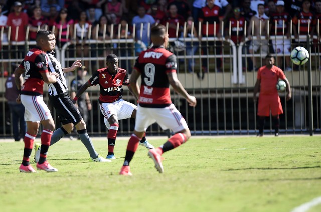 Despacito: Vinicius encorpa Fla, dobra minutos em campo e Zé pede calma