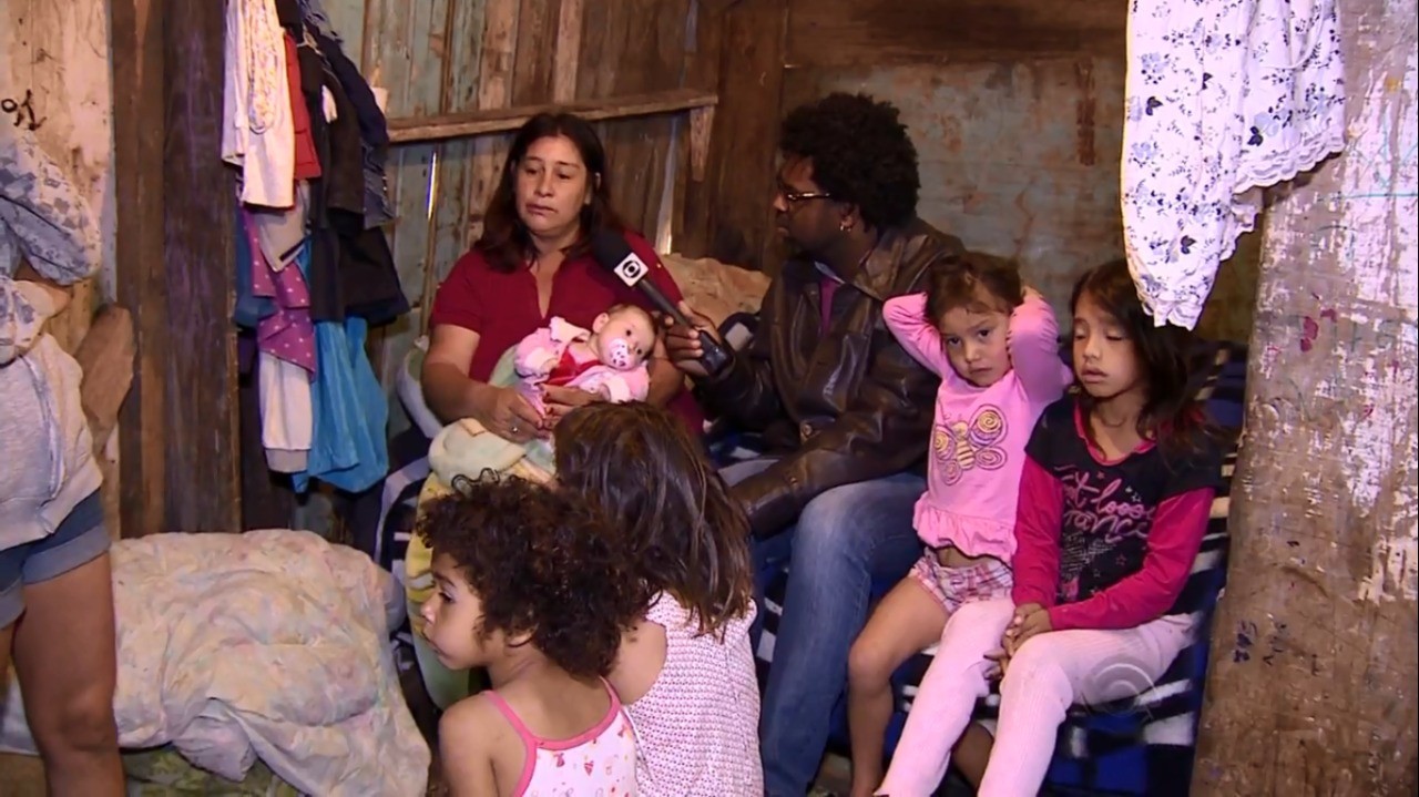 Mulher que vivia com 16 pessoas em casa prestes a desabar cria os netos de filha que morreu em Sapucaia do Sul