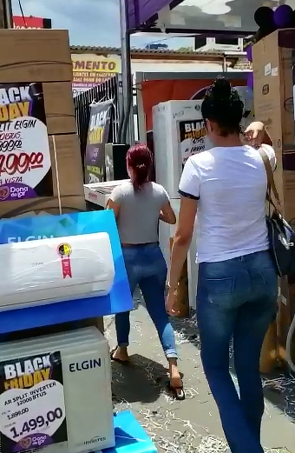 'Black Friday' movimenta o comércio de Cuiabá — Foto: Denise Soares/G1 MT