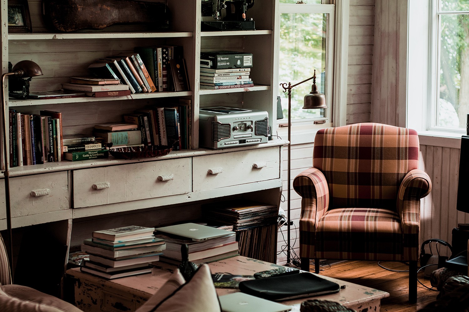 O estilo cottage combina o minimalismo do visual moderno com a aparência vivida do estilo rústico. Uma casa nesse estilo é iluminada, arejada e com almofadas, travesseiros e mantas espalhados. (Foto: Budget Direct/ Divulgação)