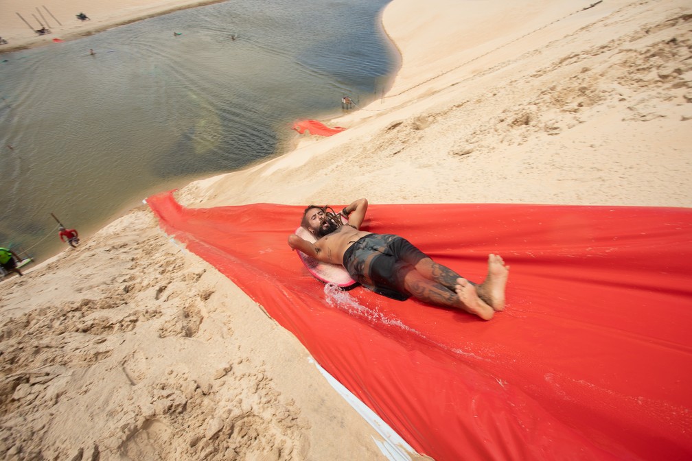 Descida no toboágua termina em lagoa do lado oeste da vila — Foto: Celso Tavares/G1