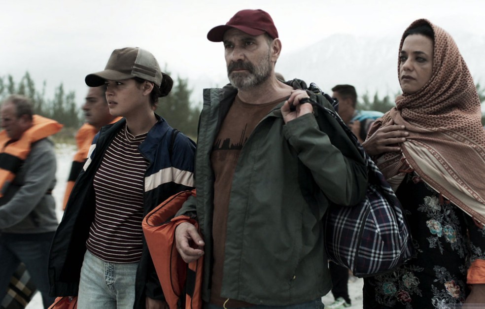 Para escapar da perseguição de Aziz (Herson Capri), Laila (Julia Dalavia) embarcam em uma viagem perigosa para a Grécia — Foto: Reprodução/TV Globo