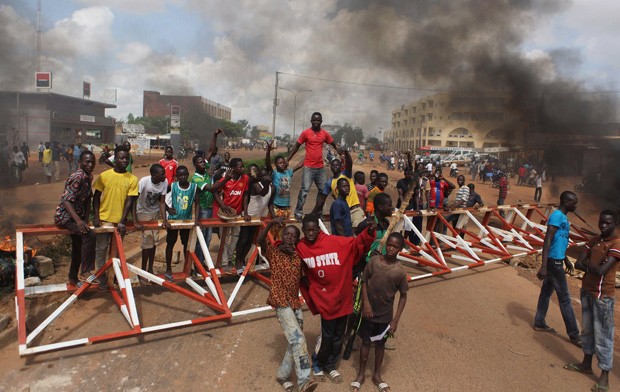 Manifestantes contra o golpe militar se reúnem perto de barricada em Ouagadougou, em Burkina Faso, neste sábado (19) (Foto: Joe Penney/Reuters)