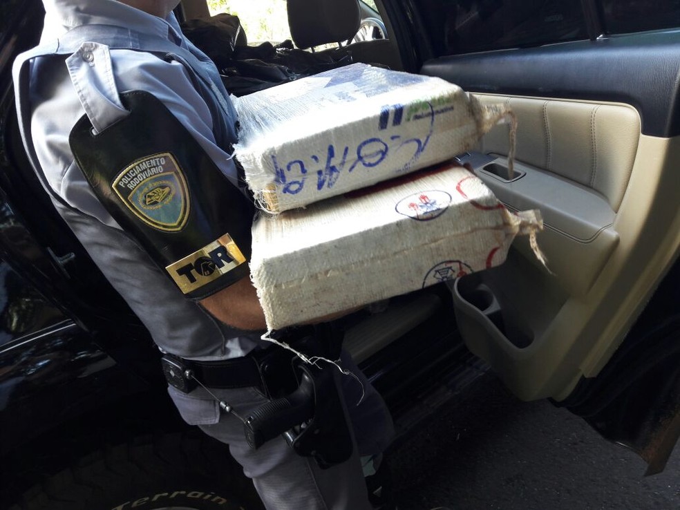 Carga de maconha era transportada na caminhonete abordada em Rosana (Foto: Cedida/Polícia Militar Rodoviária)