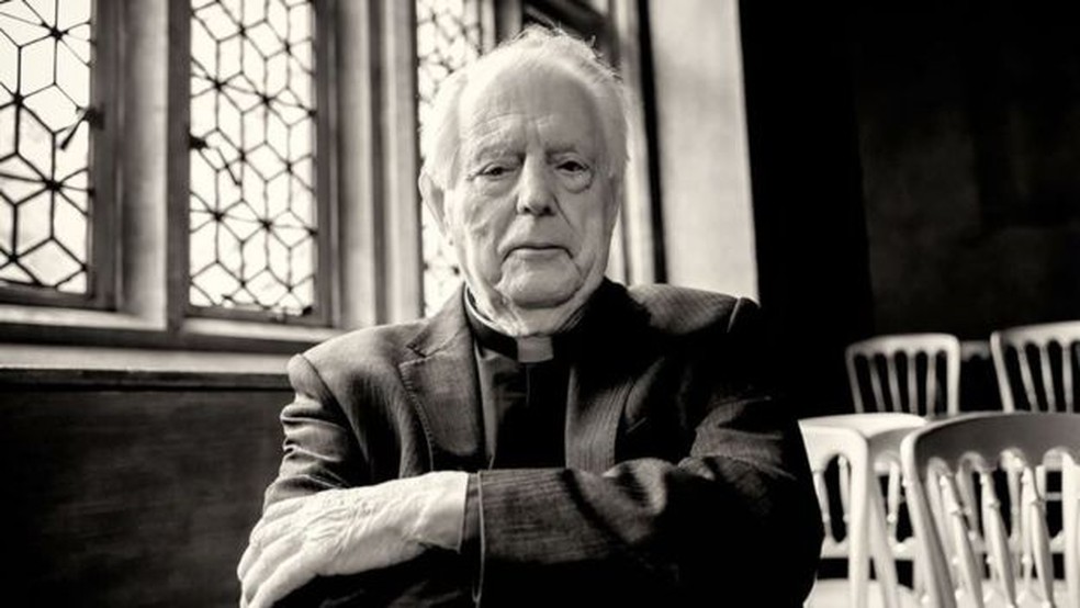 Underhill diz que nunca foi capaz de desenvolver uma relação profunda com outro homem após sua primeira decepção amorosa — Foto: Divulgação/BBC