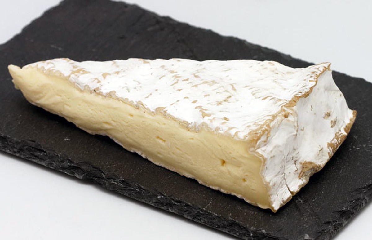 Сыр с белой плесенью треугольником