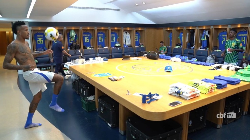 Ao som de Diogo Nogueira, Militão e Vinicius improvisam futmesa — Foto: CBF TV