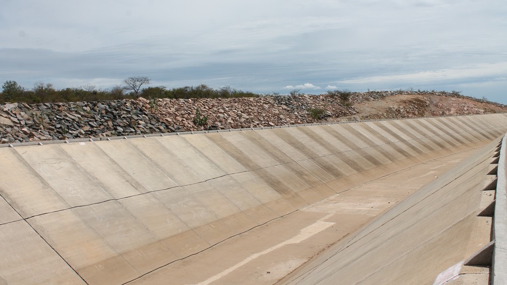 Com o fechamento das comportas, os canais por onde a água da transposição do Rio São Francisco passava estão vazios. — Foto: Amanda Lima / G1