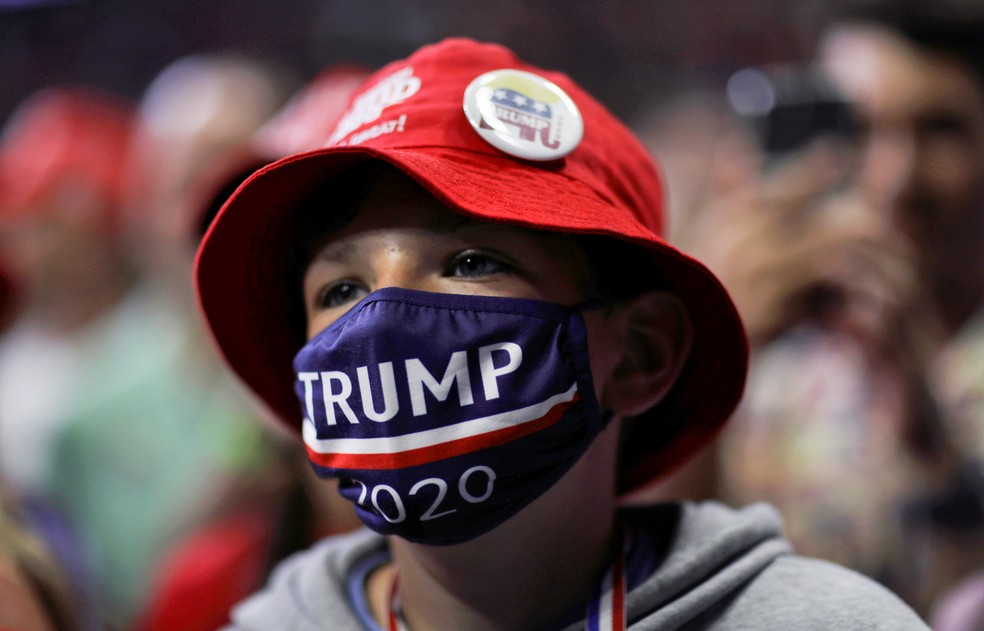 Apoiador de Donald Trump usa máscara com a logo de campanha do presidente durante comício em Tulsa, nos EUA, em 20 de juho — Foto: Leah Millis/Reuters