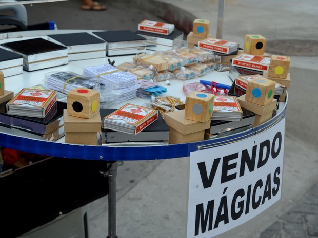 Materiais se mágica ficam expostos na orla de Tambaú (Foto: Dani Fechine/G1)