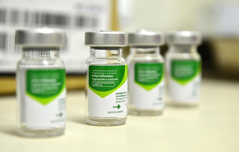 Frasco da vacina influenza que age contra a gripe — Foto: TV Globo/ Reprodução