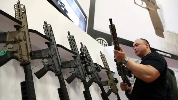 Exibição de rifles em uma convenção da NRA em 2018 (Foto: GETTY IMAGES via BBC)