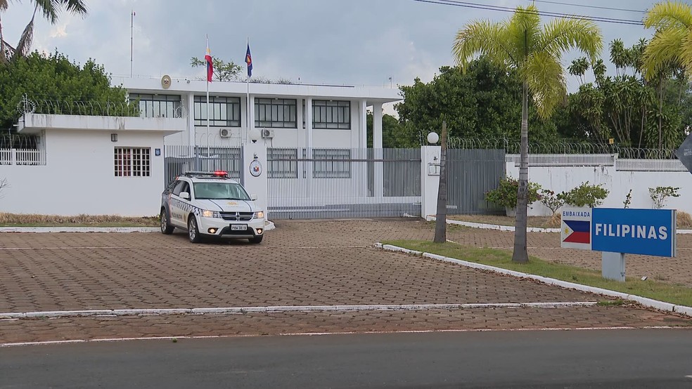 Polícia Militar faz segurança na embaixada das Filipinas, em Brasília — Foto: TV Globo/Reprodução 